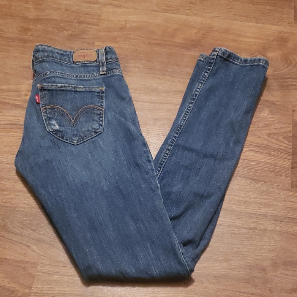Womens Levi's too super low 524 jeans.